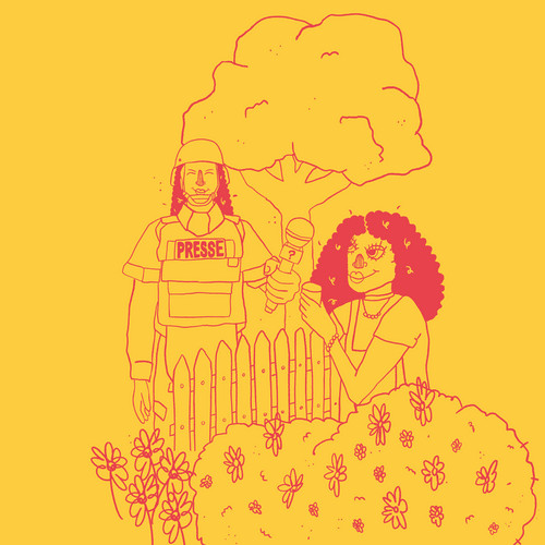 Illustration eines Journalisten mit Helm und Weste, der ein Mikrofon hält, neben einer Frau hinter einem Zaun. Beide tragen Blumenmasken. Im Hintergrund sind ein großer Baum und Büsche mit Blumen zu sehen. Das Bild ist in den Farben Rosa und Gelb gehalten.